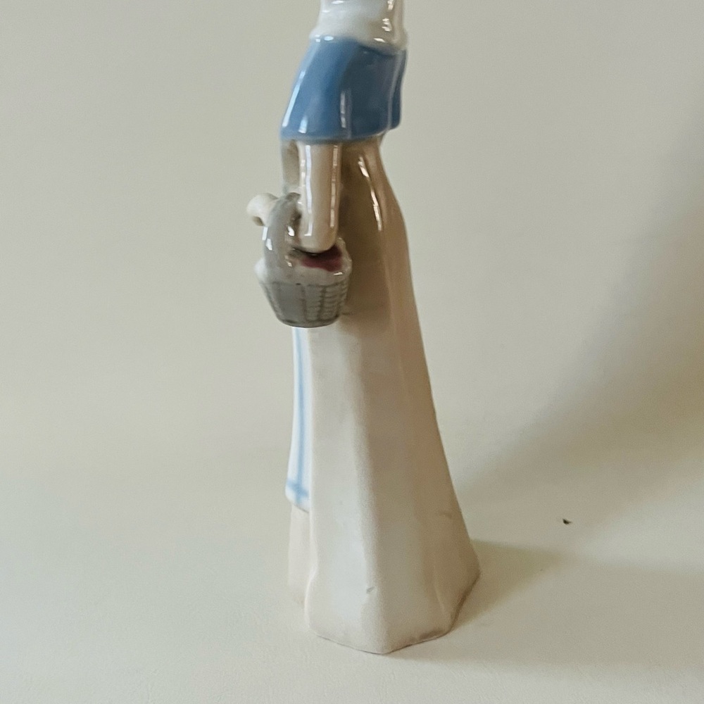 Elegant Blue and White Porcelain Figurine - Picture 3 of 10